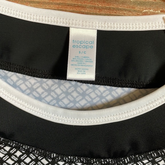 Tropical Escape rash guard! Size small! - Picture 4 of 6